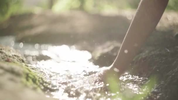 Неузнаваемая Самка Прикасается Чистой Воде Реки Текущей Природе Ночью — стоковое видео