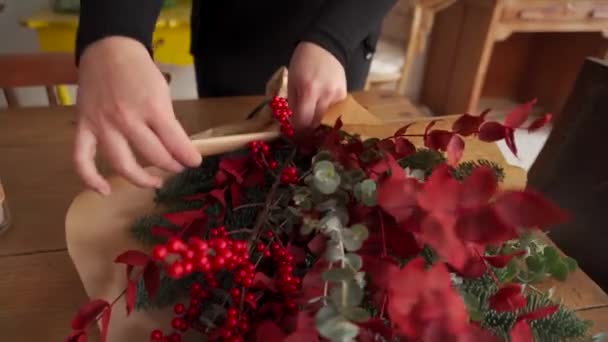 Beskär Oigenkännlig Kvinnlig Florist Stående Och Skära Kvistar Gran Samtidigt — Stockvideo