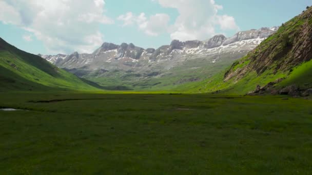 피레네산맥의 계곡을 굽이쳐 흐르는 구불구불 아름다운 — 비디오