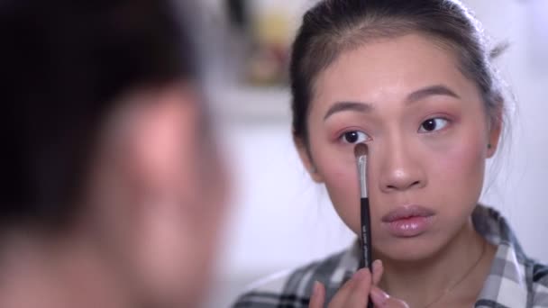 Fokuserad Charmig Etnisk Kvinna Som Applicerar Ögonskugga Med Borste Medan — Stockvideo