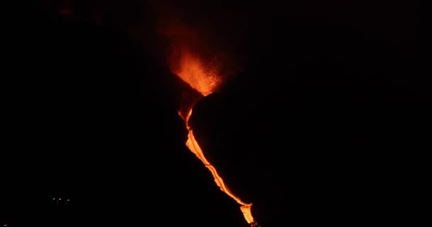 熱い溶岩とマグマが夜に火口から噴出する パルマ カナリア諸島のカンブル ビエハ火山噴火 スペイン 2021年 — ストック動画