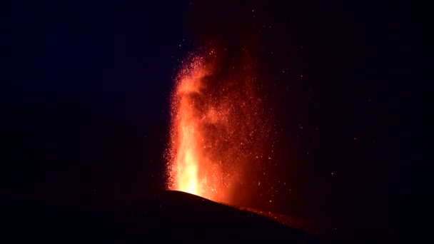 炽热的熔岩和岩浆从火山口喷涌而出 2021年西班牙拉帕尔马加那利群岛的Cumbre Vieja火山爆发 — 图库视频影像