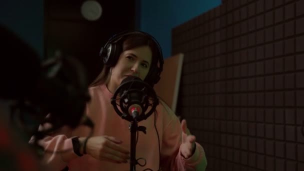Joven Presentadora Radio Ropa Casual Auriculares Sentada Mesa Con Micrófono — Vídeo de stock