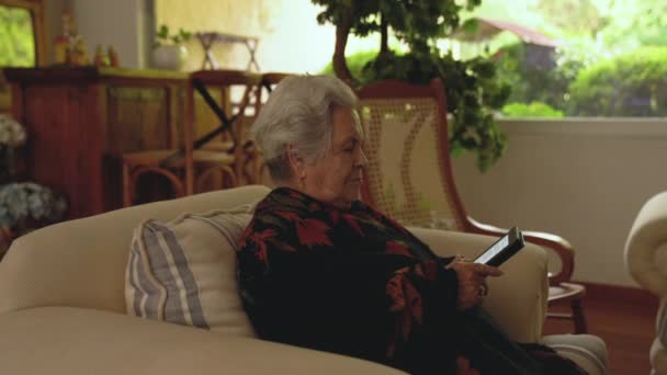 Pan Wokół Widok Starszej Kobiety Siwymi Włosami Spoczywa Kanapie Czytania — Wideo stockowe