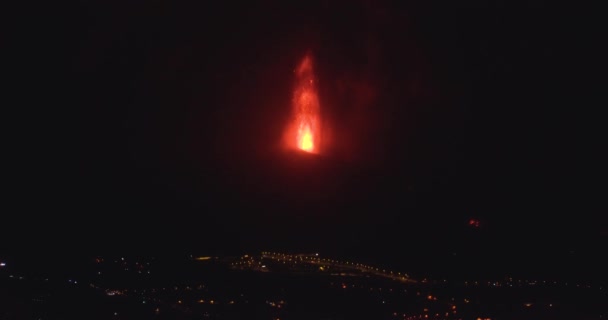 Tiro Cheio Vulcão Que Vomita Lava Quente Magma Cratera Com — Vídeo de Stock