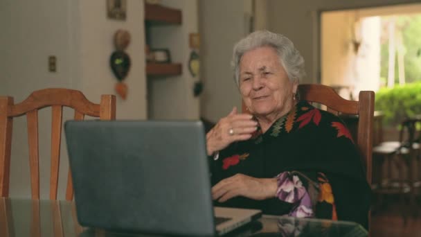 Mujer Anciana Positiva Que Usa Ropa Abrigo Sentada Mesa Envía — Vídeo de stock