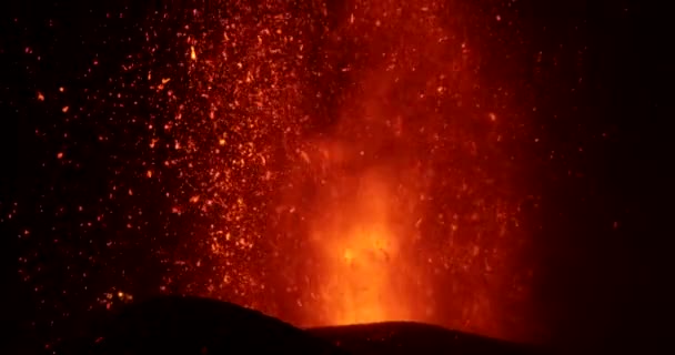 Varm Lava Och Magma Flödar Kratern Natten Cumbre Vieja Vulkanutbrott — Stockvideo