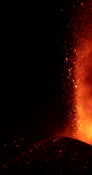 特写切割中心在火山右侧 火山喷出热熔岩和岩浆 喷出黑色烟柱 2021年西班牙拉帕尔马加那利群岛的Cumbre Vieja火山爆发 — 图库视频影像