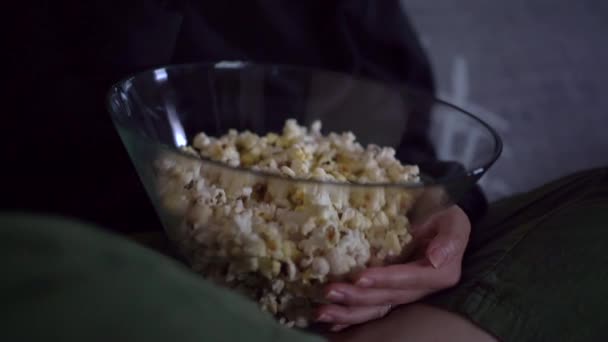 Cortada Mujer Irreconocible Con Ropa Casual Sentada Sofá Comiendo Palomitas — Vídeos de Stock