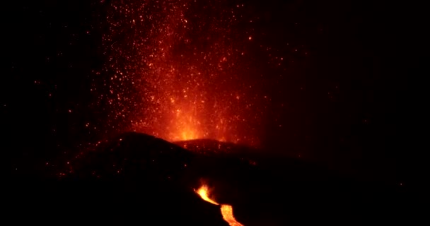 Siyah Duman Bulutları Ikincil Bir Koniden Magma Akışı Olan Kraterden — Stok video