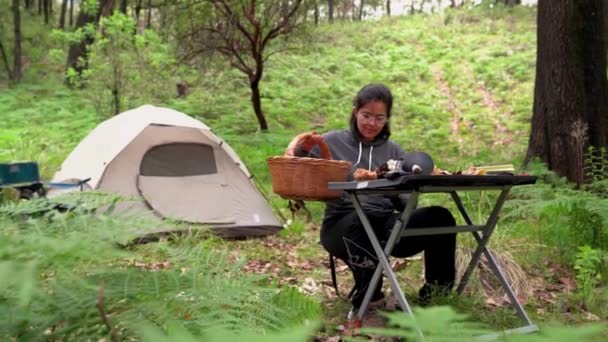 Movimento Lento Micologista Feminino Sentado Mesa Contra Barraca Acampamento Tomando — Vídeo de Stock