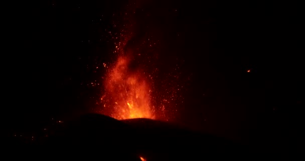 Gorąca Lawa Magma Wylewają Się Nocą Krateru Wybuch Wulkanu Cumbre — Wideo stockowe