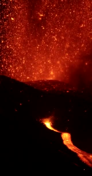 Full Bild Vulkan Som Spyr Varm Lava Och Magma Från — Stockvideo