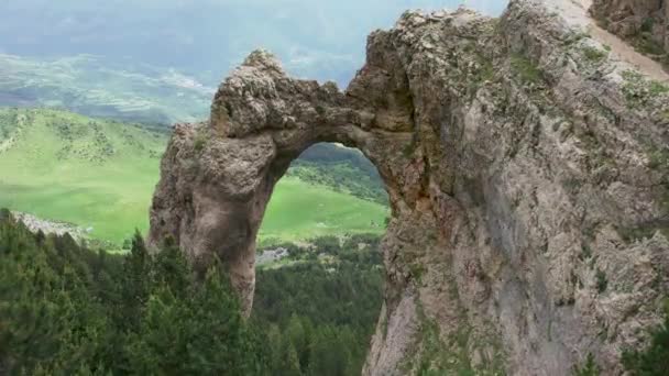 Magnifik Drönare Syn Naturliga Arch Piedrafita Grov Klippa Pyrenéerna Bergskedja — Stockvideo