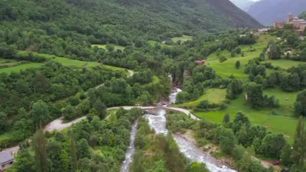 Vista Deslumbrante Drone Ponte Sobre Rio Perto Aldeia Terras Altas — Vídeo de Stock