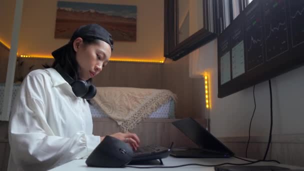 Vista Lateral Mujeres Asiáticas Concentradas Trabajando Computadora Con Gráficos Que — Vídeo de stock