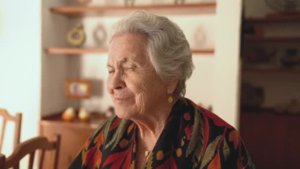 Ηλικιωμένη Γυναίκα Γκρίζα Κοντά Μαλλιά Και Ρυτιδιασμένο Πρόσωπο Φορώντας Μάλλινο — Αρχείο Βίντεο