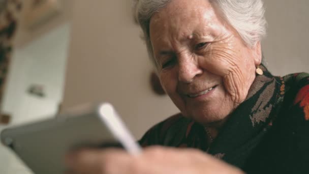 Widok Boku Uśmiechniętej Starszej Kobiety Noszącej Ciepłe Ubrania Siedzącej Przy — Wideo stockowe