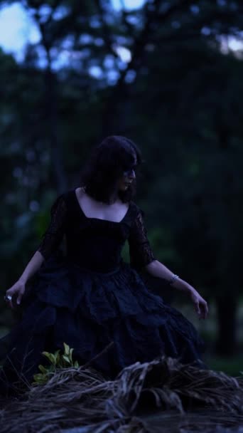 神秘的な魔女でドレスと塗装面取り木の小枝で暗い暗い森 — ストック動画
