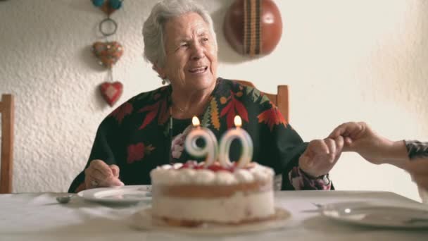 Mujer Anciana Con Cabello Gris Mujer Mayor Sentada Mesa Comedor — Vídeos de Stock