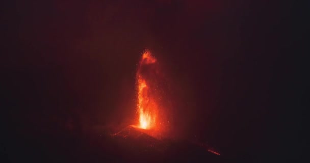 从火山口喷出的炽热熔岩和岩浆的全景 火山口喷出黑色的烟柱和来自次生锥的岩浆流 2021年西班牙拉帕尔马加那利群岛的Cumbre Vieja火山爆发 — 图库视频影像