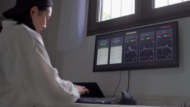Baixo Vista Lateral Mulher Asiática Concentrada Trabalhando Computador Com Gráficos — Vídeo de Stock