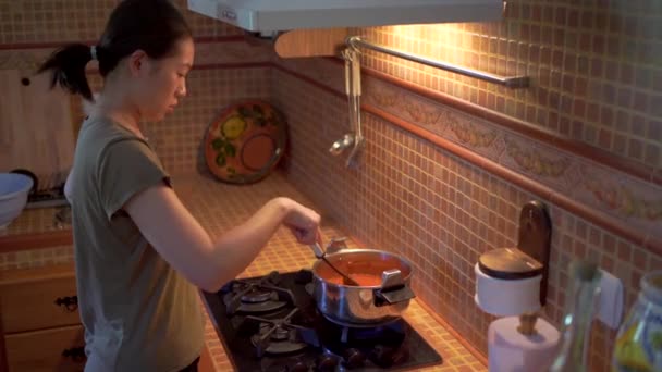 Cima Feminino Adicionando Sal Panela Enquanto Cozinha Molho Marinara Tomates — Vídeo de Stock