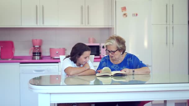 Koncentrerad Mormor Avslappnade Kläder Och Glasögon Sitter Vid Bordet Och — Stockvideo