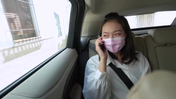 Etnische Vrouwelijke Passagier Beschermend Masker Zit Met Veiligheidsgordel Vast Met — Stockvideo