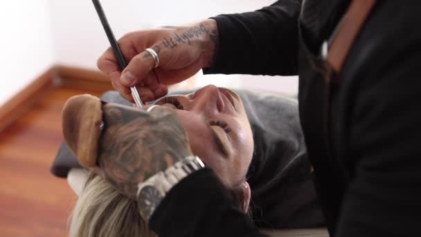 전문적 메이크업 스튜디오에서 일하는 얼굴에 여자의 얼굴을 도려내는 마스크를 — 비디오