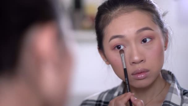 Evde Makyaj Yaparken Aynaya Bakarken Siyah Halkaları Gözkapatıcı Fırçayla Kaplayan — Stok video