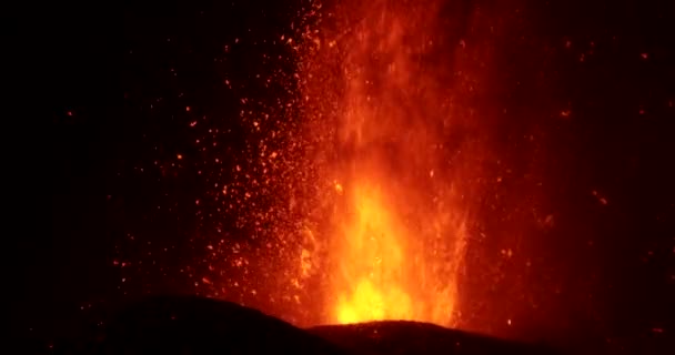 Geceleri Kraterden Sıcak Lav Magma Fışkırıyor Cumbre Vieja Volkanik Patlaması — Stok video