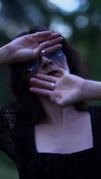 Snímek Hlavy Mystické Čarodějnice Namalovanou Tváří Tančící Pažemi Temných Lesích — Stock video