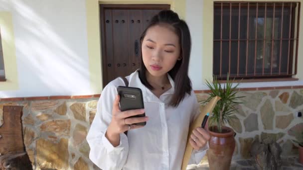 Resmi Kıyafet Giymiş Konsantre Asyalı Kadın Kahverengi Zarf Içinde Doküman — Stok video