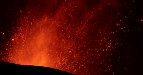 Close Van Een Vulkaan Die Hete Lava Magma Uit Krater — Stockvideo