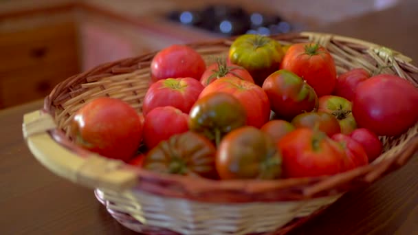 Etnisk Hemmafru Välja Färska Tomater Köket Medan Matlagning Mat Hemma — Stockvideo