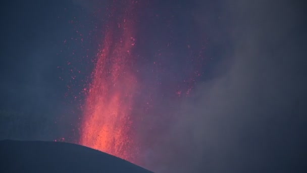 Lava Calda Magma Fuoriescono Dal Cratere Con Pennacchi Neri Fumo — Video Stock