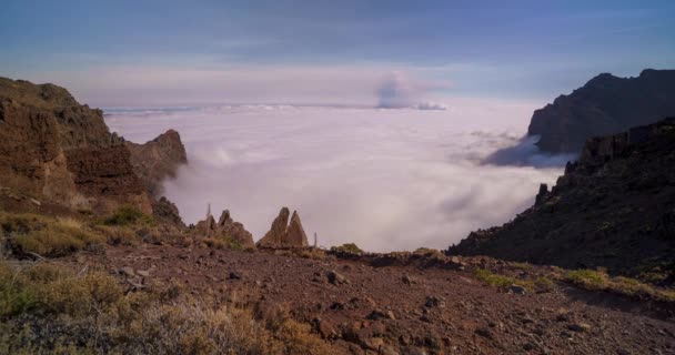 Vulcano Che Vomita Lava Calda Magma Dal Cratere Fondo Nuvoloso — Video Stock