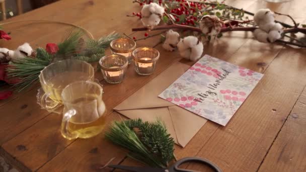 색상의 가지로 장식된 찻잔을 펠리즈 Feliz Navidad 새겨진 엽서가 크리스마스 — 비디오