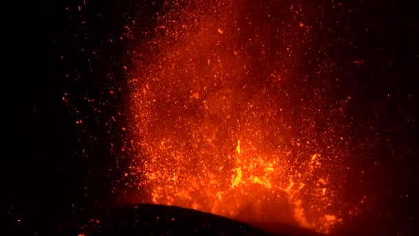 从火山口喷出的热熔岩和岩浆的特写和缓慢运动 喷出黑色浓烟 2021年西班牙拉帕尔马加那利群岛的Cumbre Vieja火山爆发 — 图库视频影像