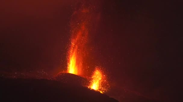 Tiro Completo Volcán Que Escupe Lava Caliente Magma Desde Cráter — Vídeos de Stock