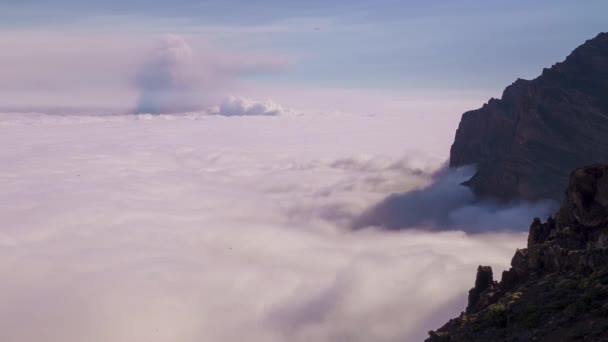 Вулкан Извергает Горячую Лаву Магму Кратера Облачном Фоне Извержение Вулкана — стоковое видео