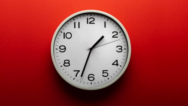Relógio Minimalista Forma Redonda Com Seta Movimento Fundo Colorido Vermelho — Vídeo de Stock