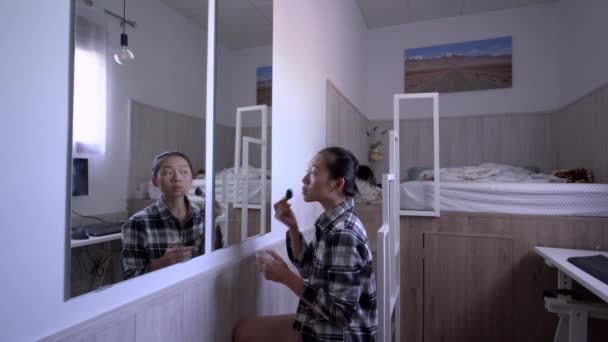 Hafif Yatak Odasında Aynanın Önünde Dikilirken Günlük Giysiler Içinde Pudra — Stok video
