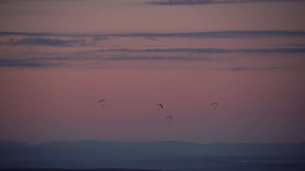 Silhouet Van Verre Onherkenbare Parachutes Die Vliegen Tegen Bewolkte Zonsondergang — Stockvideo