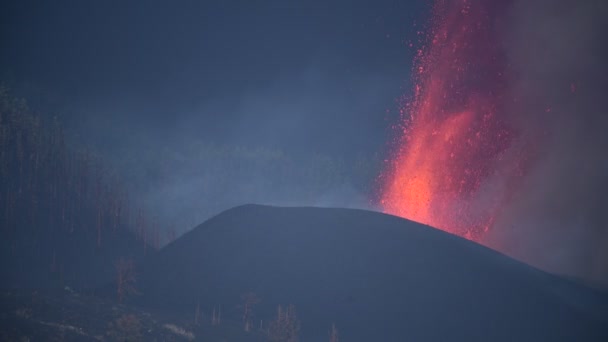 熱い溶岩とマグマが黒い煙の噴煙とともに火口から噴出する パルマ カナリア諸島のカンブル ビエハ火山噴火 スペイン 2021年 — ストック動画