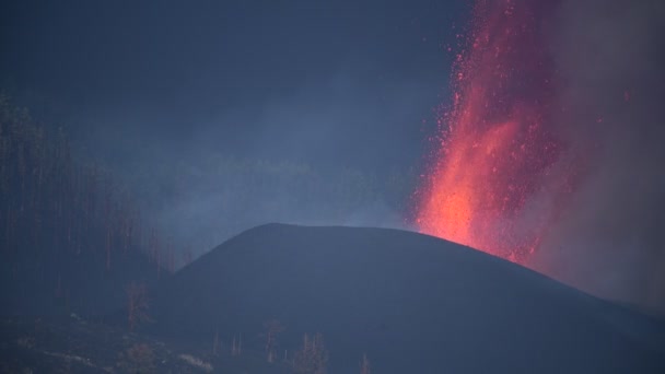 Heiße Lava Und Magma Strömen Mit Schwarzen Rauchschwaden Aus Dem — Stockvideo