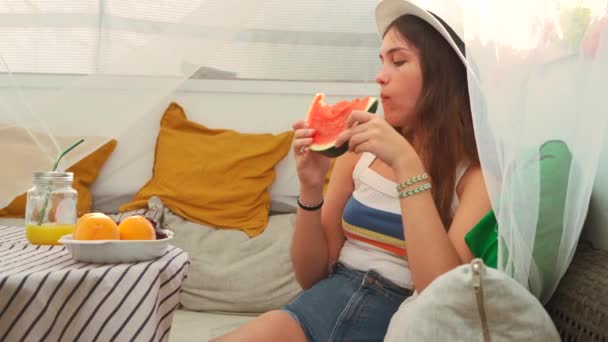 Bahçe Çadırında Dinlenirken Olgun Sulu Karpuz Yiyen Kaygısız Genç Kadın — Stok video