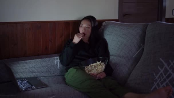 Genç Asyalı Kadın Gündelik Giysiler Içinde Kanepede Oturup Evde Patlamış — Stok video