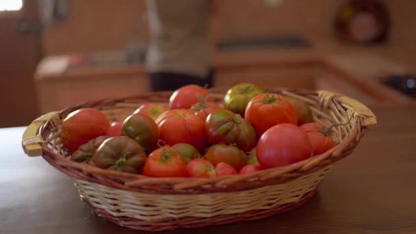 Fokuserad Etnisk Hemmafru Väljer Färska Tomater Kök Medan Matlagning Mat — Stockvideo